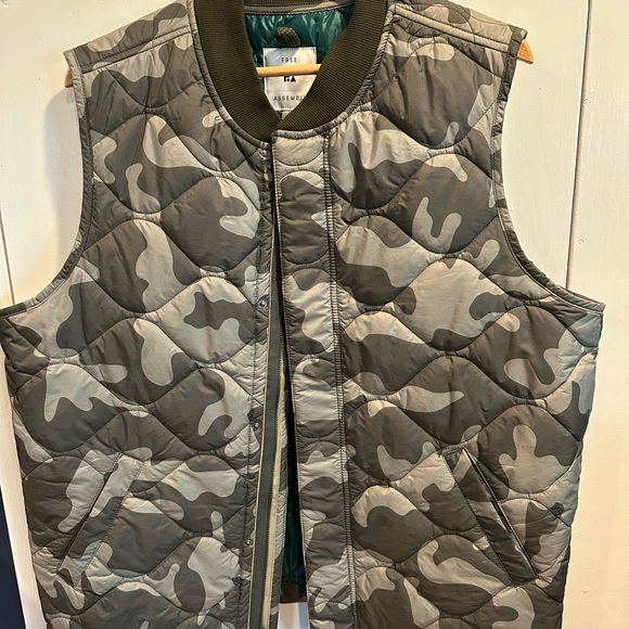 Camouflage Quilted Women's Vest - Picture 1 of 6